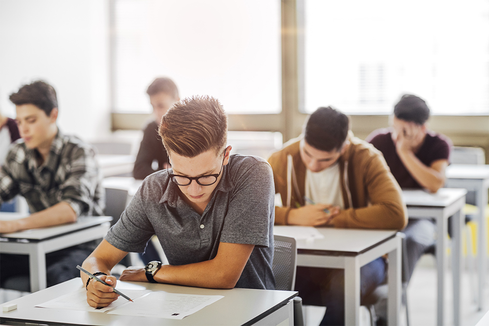 Les candidats passent les examens