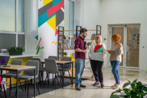 Enseignants échangeant en salle des professeurs autour de l’évaluation numérique