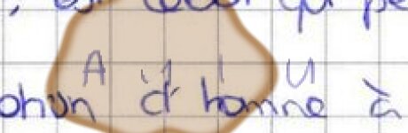 Tache de café sur laquelle passent des lettres en miroir venues du recto